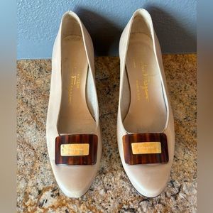 Salvatore Ferragamo Preowned tortoise shell beige low heel size 7.5